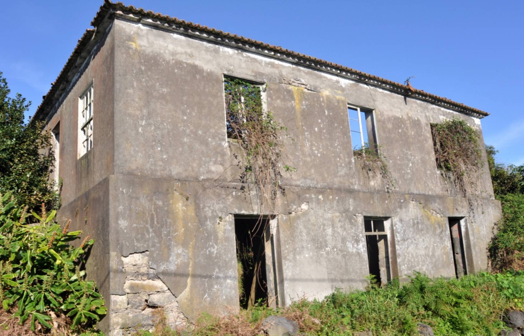 huge property view Faial