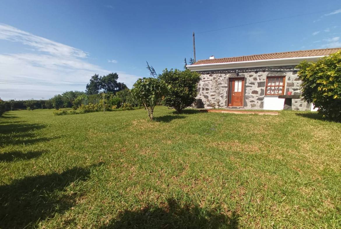 Stone house garden Faial