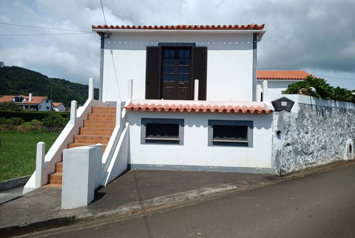 Three bedroom house, plus extra apartment and large garden, 200 meters from the beach, on Faial island, Azores.