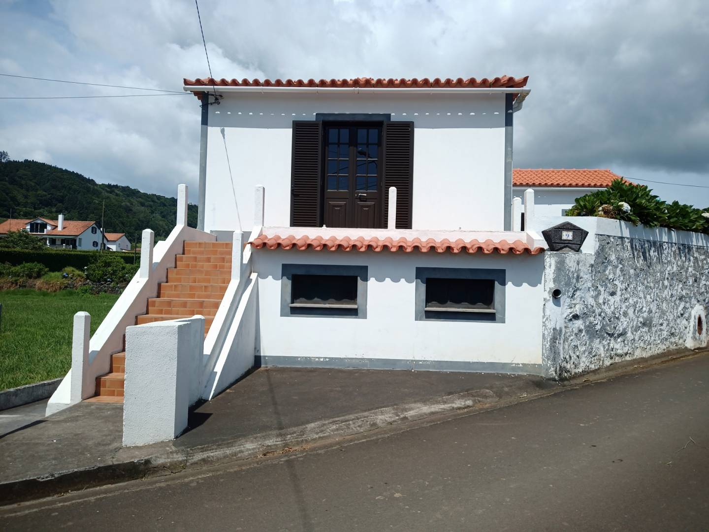 Three bedroom house, plus extra apartment and large garden, 200 meters from the beach, on Faial island, Azores.