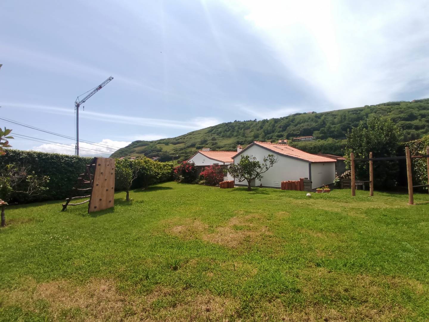 Three bedroom house, plus extra apartment and large garden, 200 meters from the beach, on Faial island, Azores.