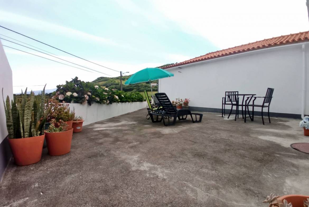 Three bedroom house, plus extra apartment and large garden, 200 meters from the beach, on Faial island, Azores.