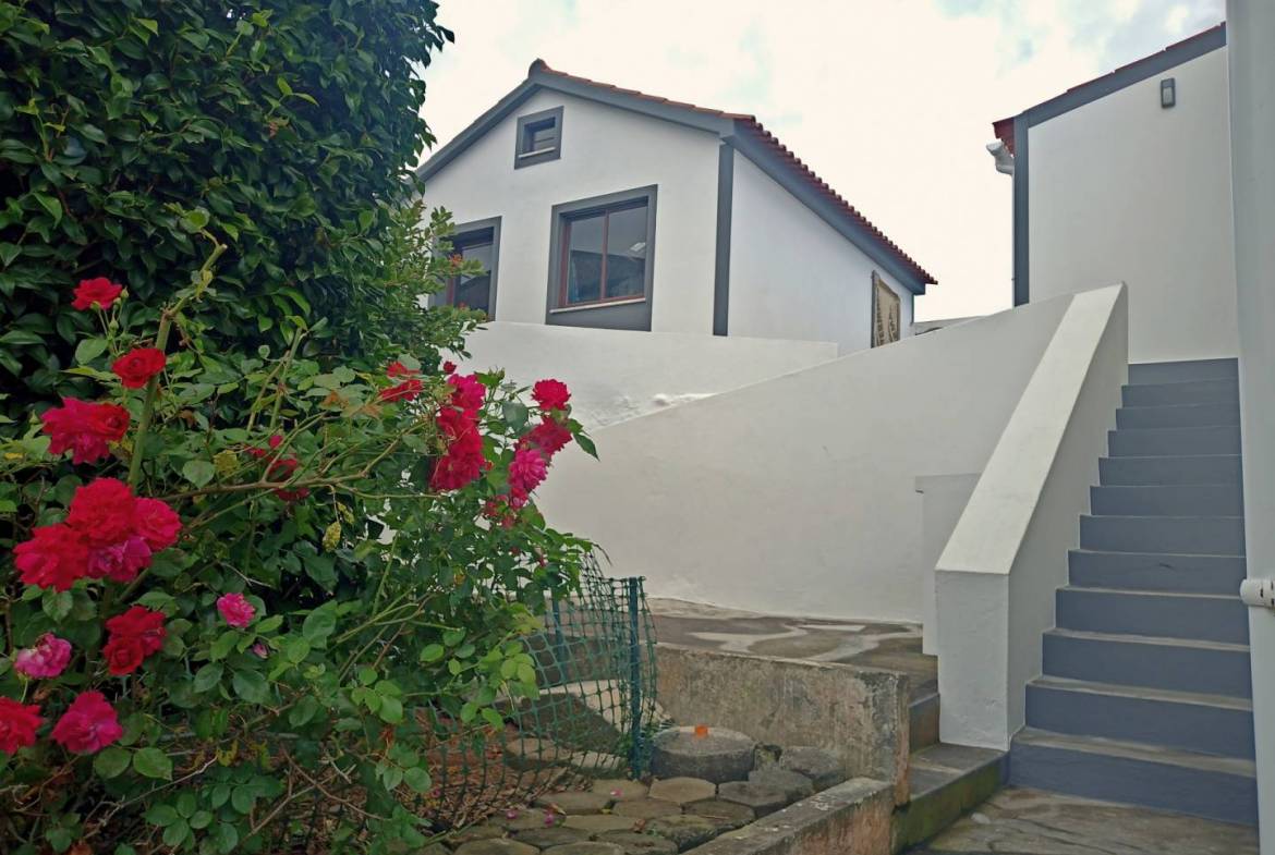 Three bedroom house, plus extra apartment and large garden, 200 meters from the beach, on Faial island, Azores.